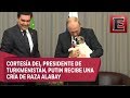 Putin se derrite por un cachorro que le regalaron