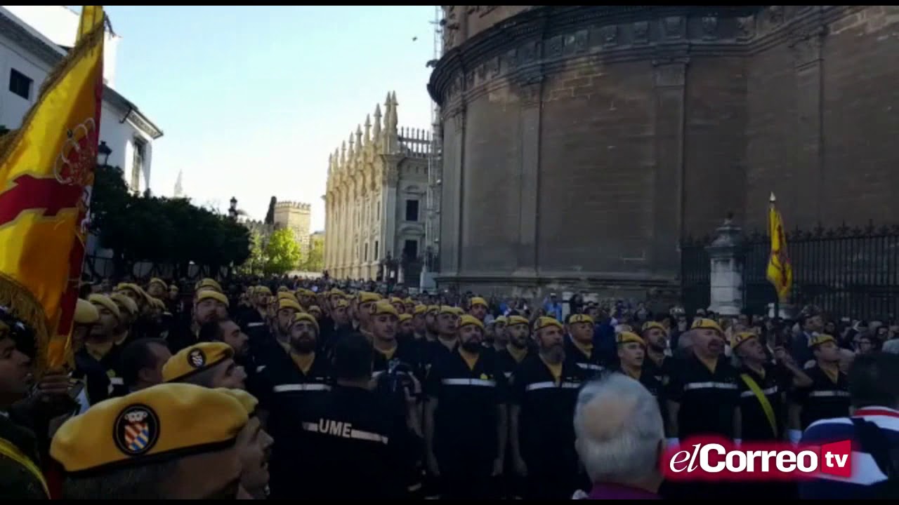 La Madre del Cautivo recibe de la Unidad Militar de Emergencias el himno de este cuerpo