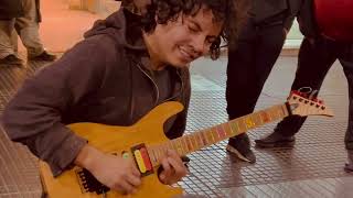 Arpeggios at the speed of light - Amazing street guitar performance