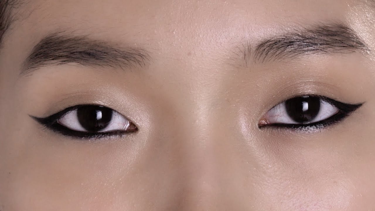 makeup artist M•A•C - AW16 Fashion Week How-To: Graphic Liner from Katie Ermilio