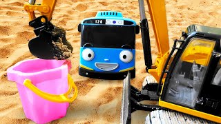 Leluautot leikkivät hiekkalaatikolla | Lasten videoita lelurekoista hieka