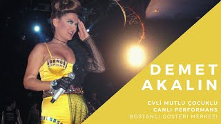 DEMET AKALIN - EVLİ MUTLU ÇOCUKLU CANLI PERFORMANS Resimi