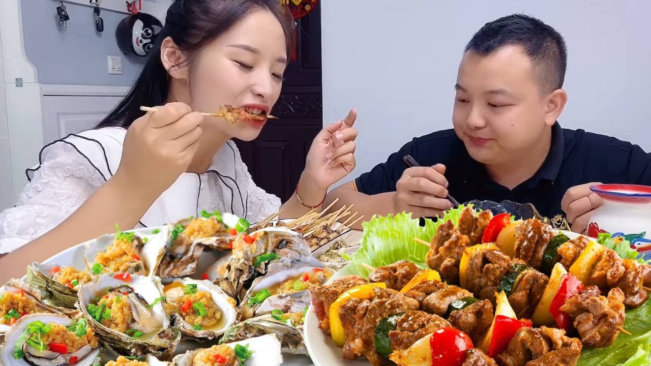 蠢老公吃光了所有生蚝，等他吃饱，我拿出烧烤他馋哭了【九零后夫妻】