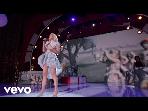 when-i-was-a-little-girl-(live-from-“gwen-stefani’s-you-make-it-feel-like-christmas”)