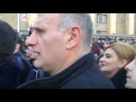 რუსთველზე შეკრებილმა რუსთავი 2-ის მხარდამჭერებმა საქართველოს ჰიმნი შეასრულეს