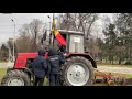 Un protestatar cu tractorul a început să are gazonul din fața Catedralei din Chișinău.