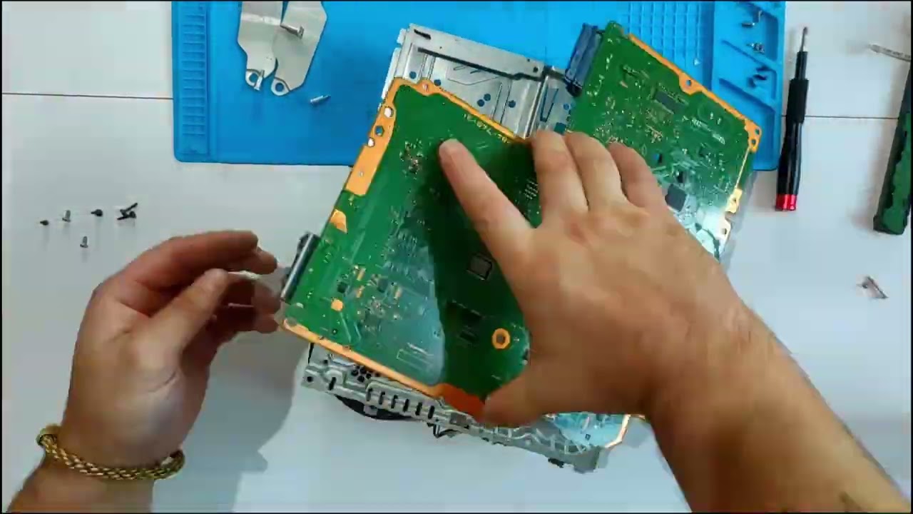 Ще успея ли да сглобя 1 PS3 Slim от части на 2?