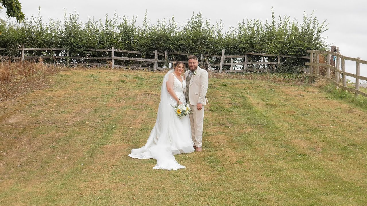 Jessica and Jordan at Bilston Brook Barn