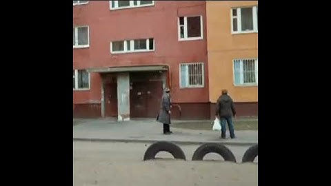 Разбил окно другу камнем, думал выйдет,а оказывается дома нет никого . Прикол . Смешное видео.