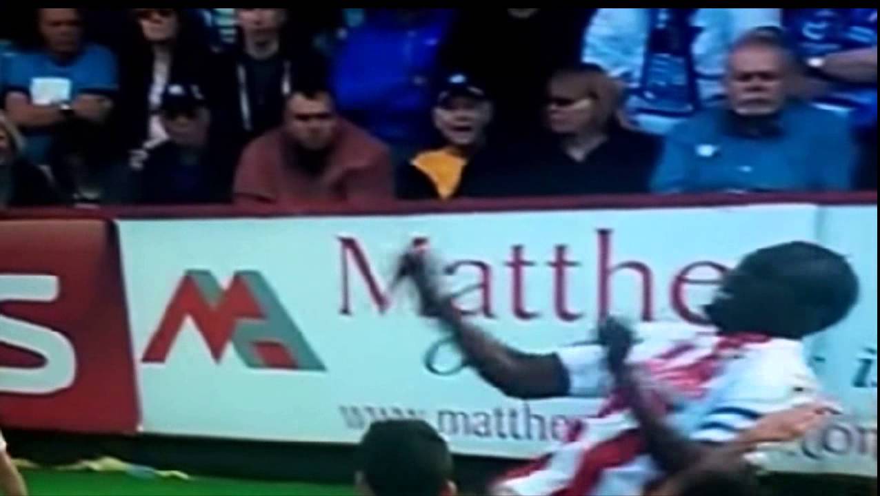 Michael Timlin y Bira dembele CHOCAN CABEZAS HORRIBLEMENTE  Dembele Stevenage vs Southend 10-05-15