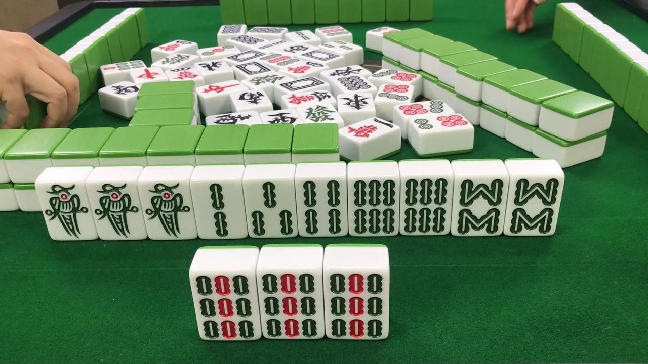 为了听牌都不开杠，小哥是不是有点傻？让你选择你会怎样选择？