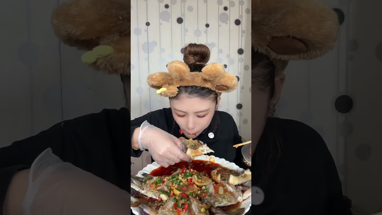 The mother crab in sauce was so delicious that she was sucking on the crab roe in big mout