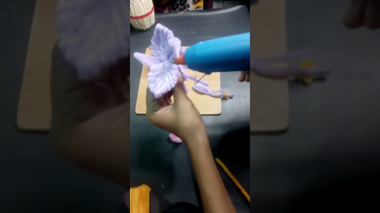 Anggrek dari kawat bulu..