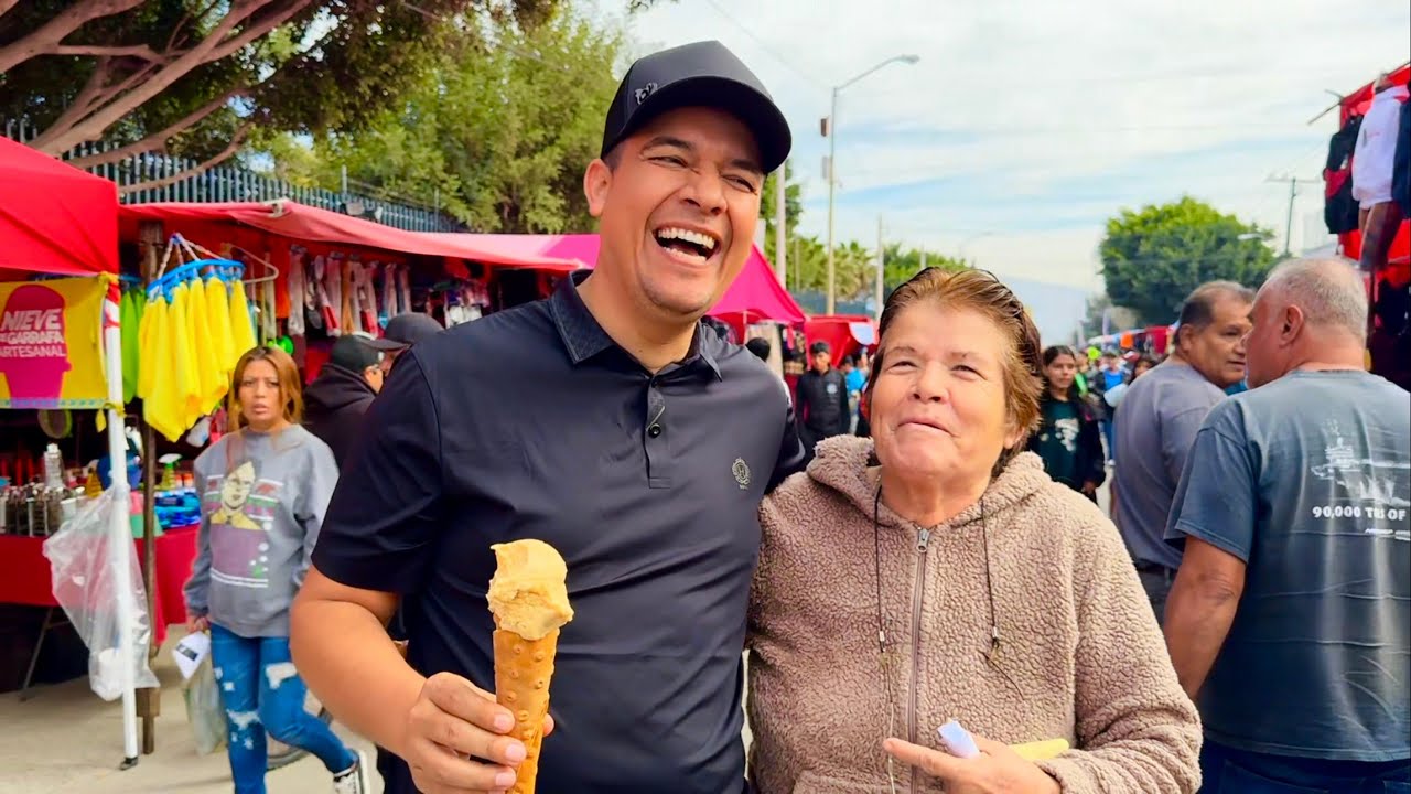 Un tianguis sobre ruedas en la frontera de Tijuana
