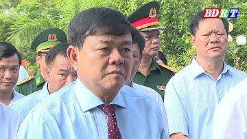 LĐ Tx. Ba Đồn dâng hương Nhà bia tưởng niệm anh hùng liệt sỹ thị xã và mộ Đại tướng Võ Nguyên Giáp