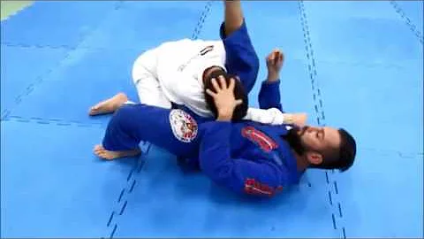 Como se faz um triângulo no Jiu-jitsu?