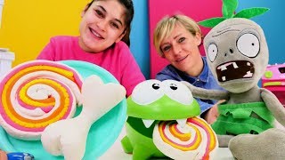 Play Doh kurabiye! Oyuncak Kafe’de Zombi ve Om Nom için tatlı yapıyoruz Resimi