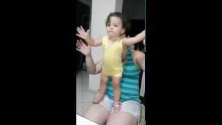 Luísa Dançando Mambo.