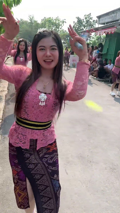 Pesona dancer kebaya pink Dj Baby donβt go di Kutuk Fest 2025