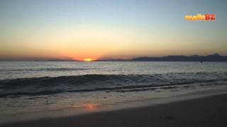 Abends am Strand sitzen und den Wellen lauschen