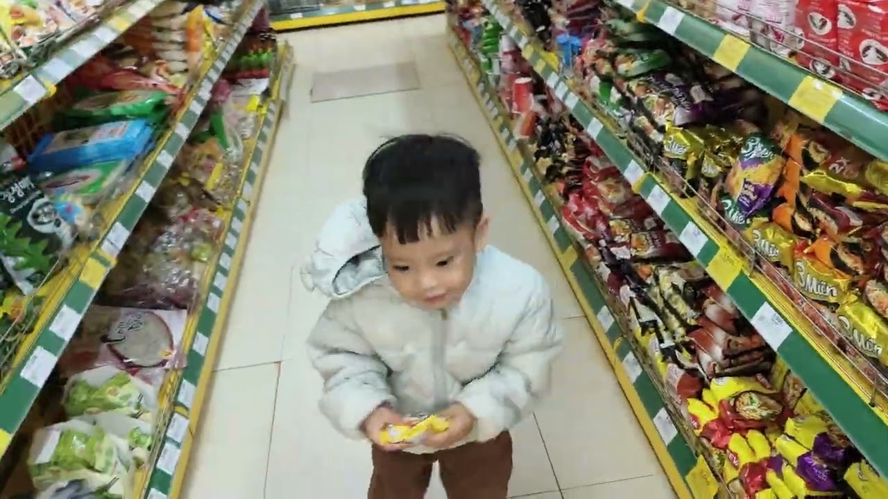 Em bé đi mua đồ cùng mẹ