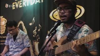 Mungkinkah, Stinky cover Wedang Kopi Prambanan Home Band