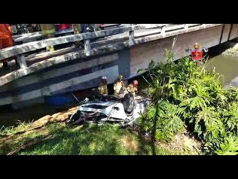 Carro cai em barranco após colidir com proteção de ponte no Lago Sul
