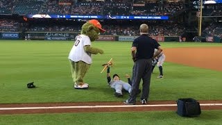 DET@HOU: Astros mascot Orbit toys with Jose Iglesias