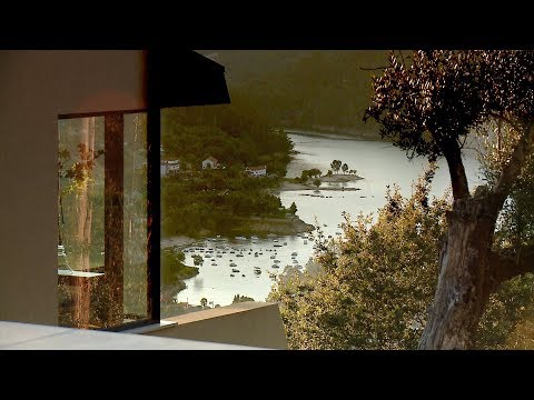 Vídeo: Casa 3000: Uma Grande Casa Vermelha Entre As árvores Verdes De Portugal