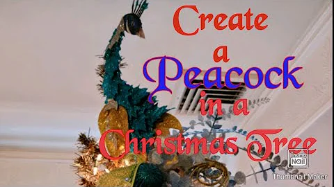 Decorazione natalizia con un pavone sull'albero