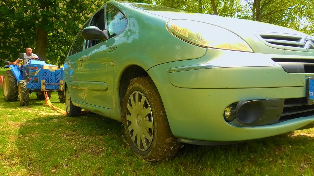 Tractor - Accident - Crash - Crisis - horizontal 16:9