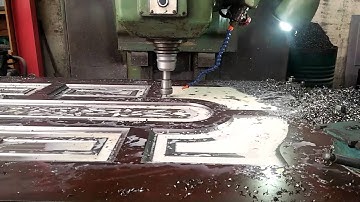 CNC đang gia công khuôn mẫu