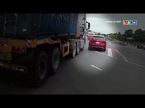 Camera nóng | Tạt đầu xe container, xe ô tô bị "nuốt chửng" | LONG AN TV