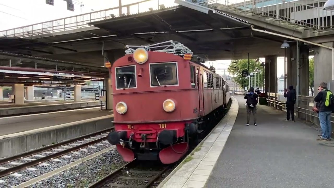 SKÅJ museitåg draget av F 701 ankommer Stockholm central.
