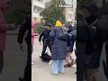 Полицейский повалил пенсионерку на асфальт в Москве #shorts