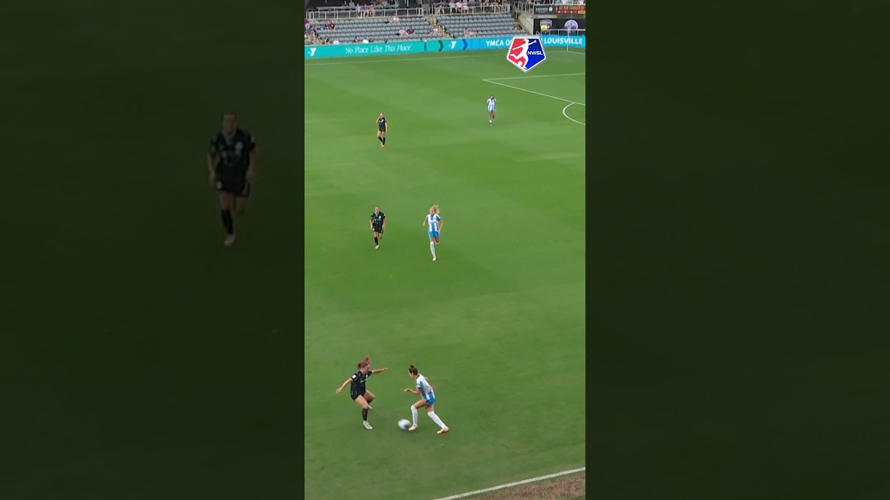 Julia Grosso with the instant nutmeg 🪄 #nwsl #soccer #football