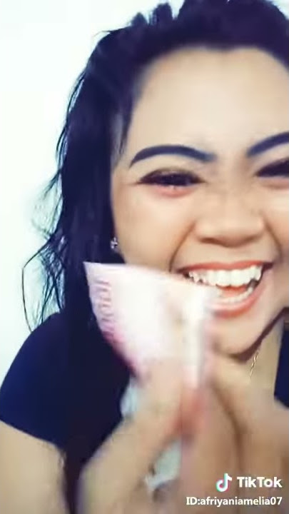 video tik tok lucu , bersin keluar uang .. wkwk