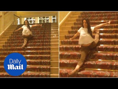 Flexible girl slides down the stairs while doing the SPLITS - Daily Mail