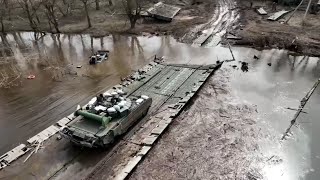 Российские танки на переправе у города Изюм. Кадры с дрона