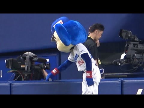 面白そうな機械を見つけて興味津々で勝手に触るドアラ（笑） (2023/08/12)