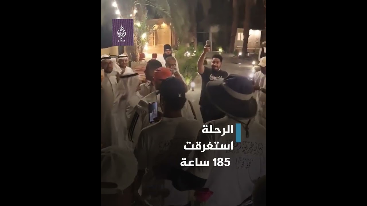 مشيًا.. معتمرون بريطانيون يسيرون من مكة إلى المدينة
