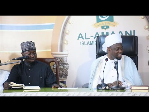 Dev ayol qulning oyoqlarini yalaydi