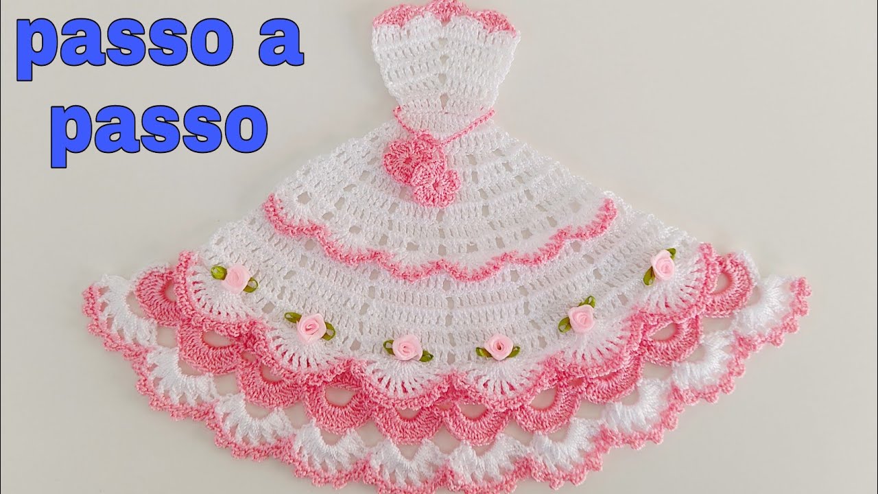 vestido de crochê para boneca pintada em pano de prato 