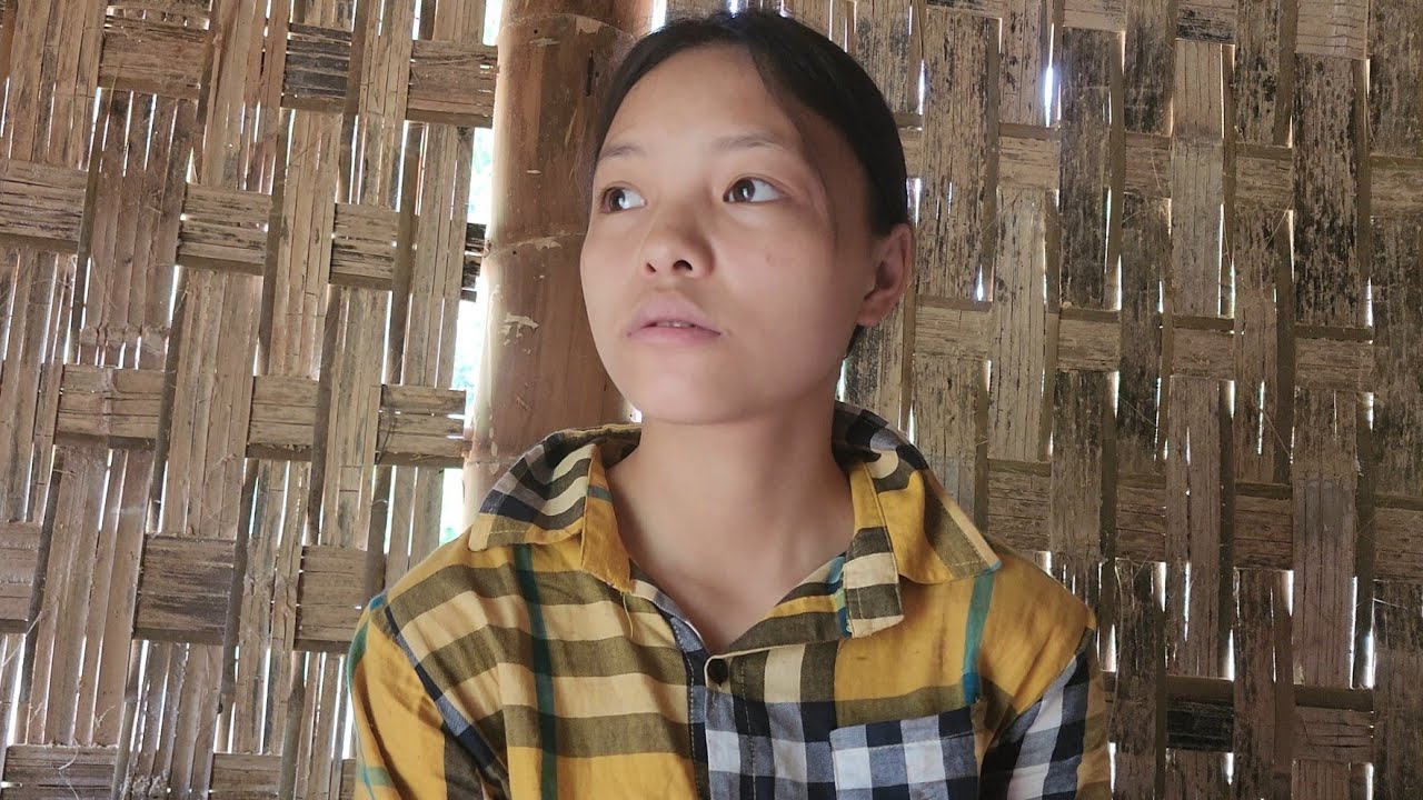 Homeless girl picks wild tubers to sell for money to buy things - Ly Tieu Ca