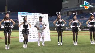 20130919 CPBL 犀牛vs猿 MVP葉竹軒跳的好靦腆 學長們看的不過癮 大喊安可叔叔 黑豆加碼再獻跳一支舞