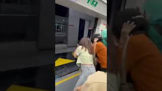 LRT Jakarta diserang Zombie 😩