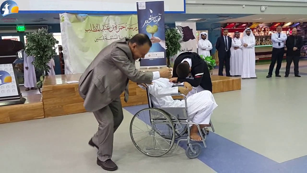 مشهد تمثيلي عن بر الوالدين _  قسم التربية المسرحية_ حملة غيرها _ حمزة _ 2016-2017م
