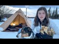 Wintercamping Im Hot Tent Auf Dem Zugefrorenen See
