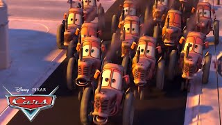 Mate lidera una invasión de tractores en Radiator Springs | Pixar Cars