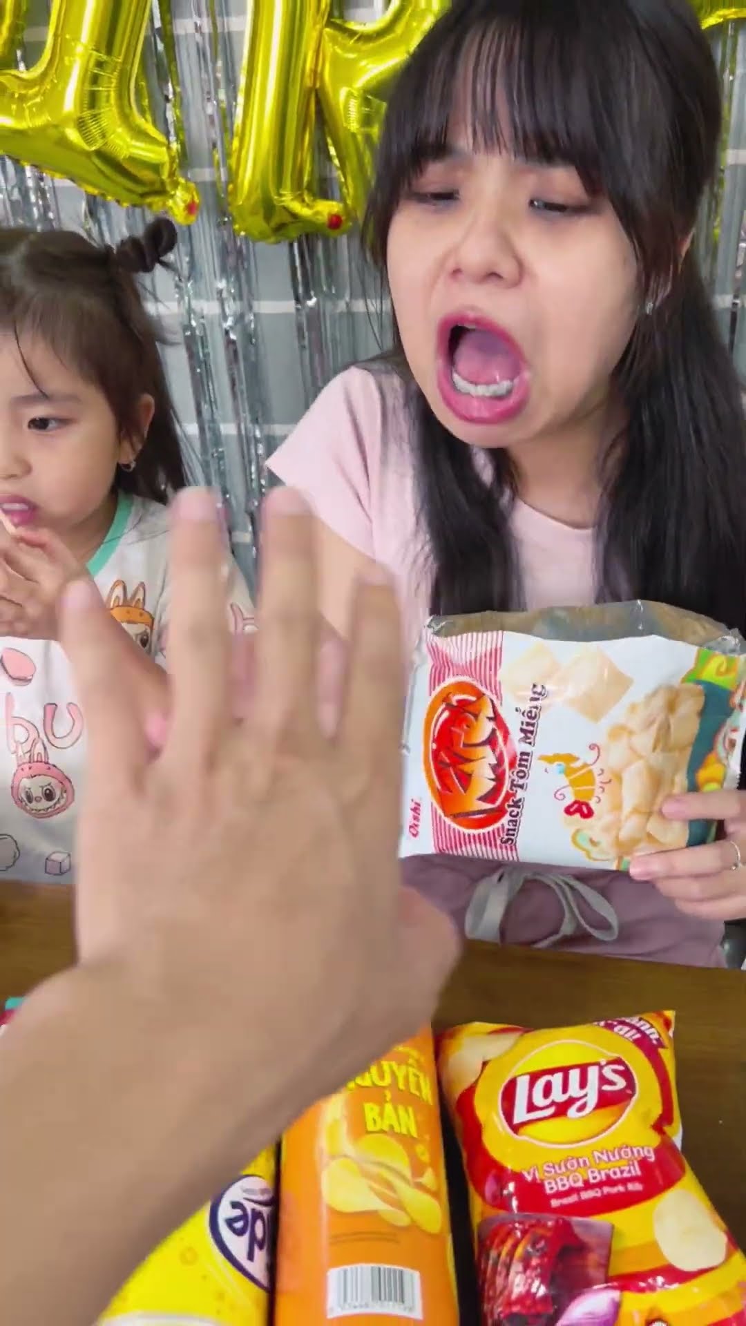 LNS - Con gái tốt bụng và cây kẹo sắc màu || Kind daughter and Chupa Chups #shorts